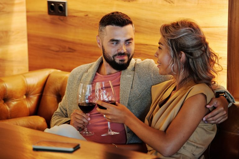 How to Meet Someone Safely From Tinder