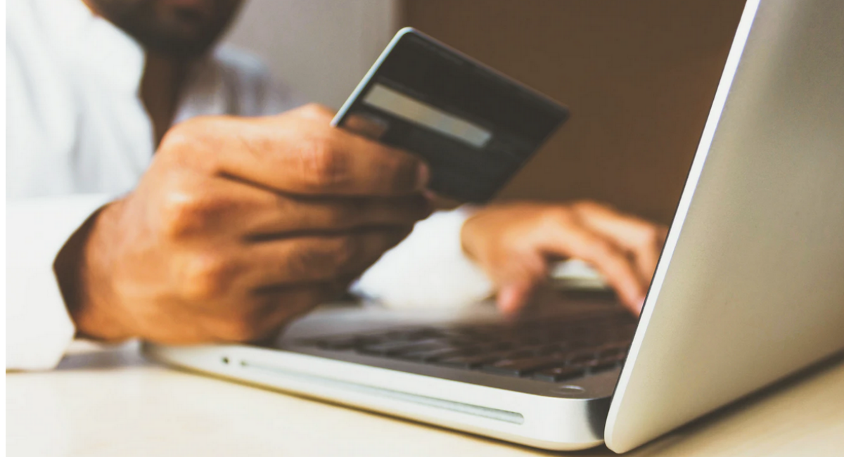 Poshmark Scams: How to Shop Scam-Free