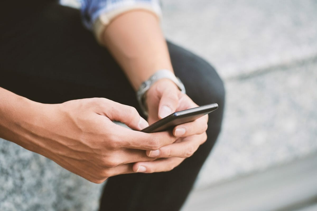 How to Identify Scammer Pictures: What to Look Out For When Talking to Someone Online