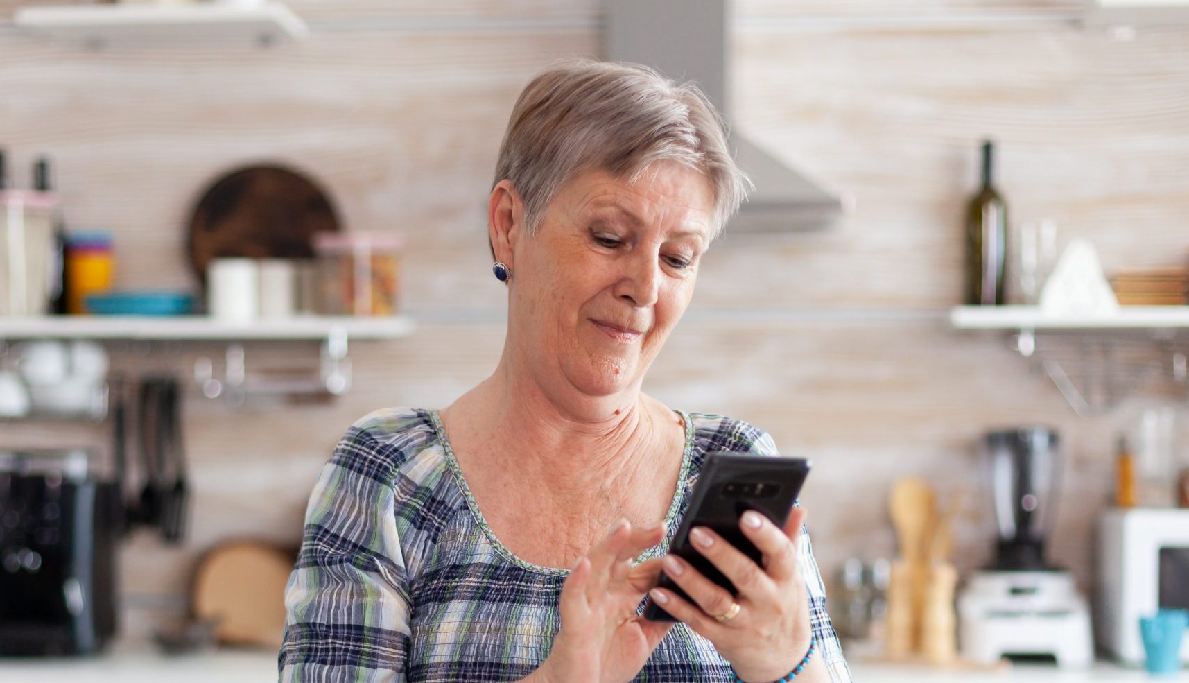 Online Dating Over 50: How to Avoid Scammers and Fake Profiles When Online Dating