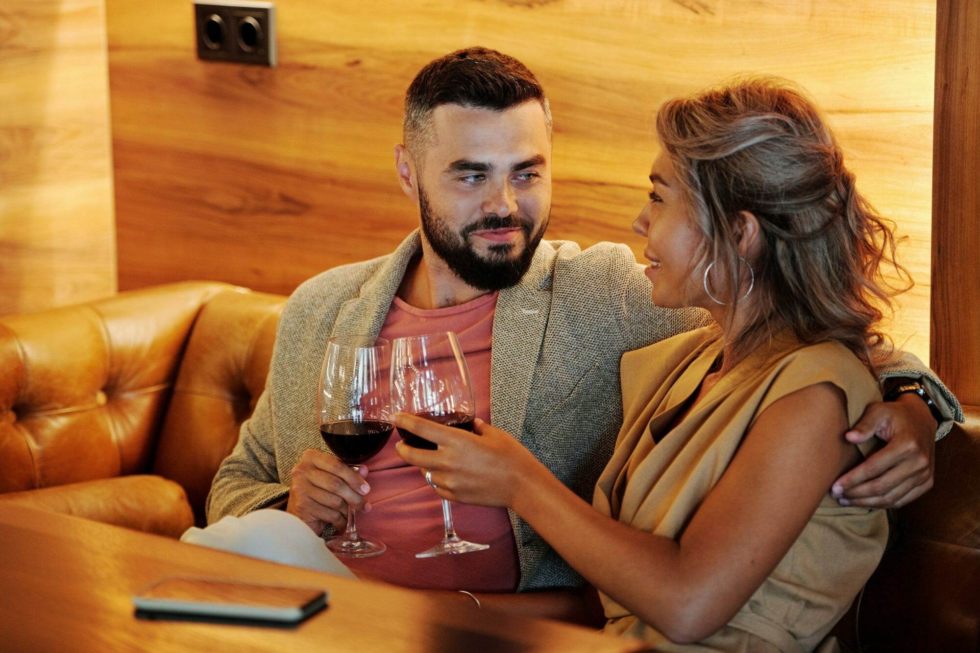 How to Meet Someone Safely From Tinder
