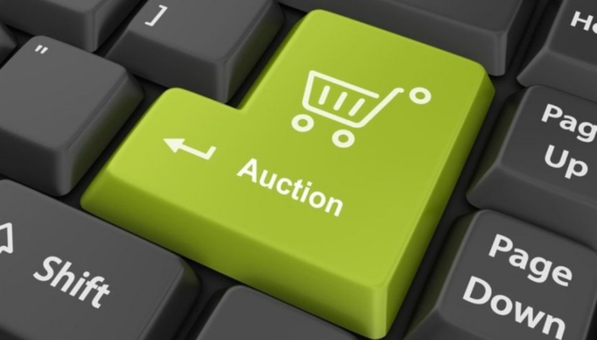 Privacy and Security Considerations for Online Auctions: Bidding Safely and Smartly