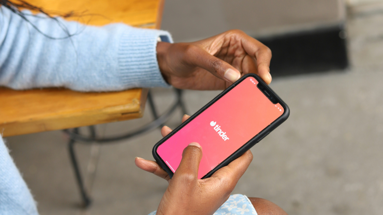 Tinder Red Flags: 9 Warning Signs You're Talking to a Scammer (2026)